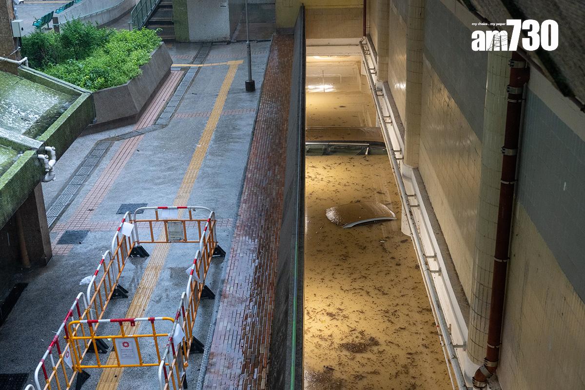 環翠邨停車場9月出現嚴重水浸,場內汽車幾乎淹浸至沒頂。(資料圖片/陳奕釗攝)