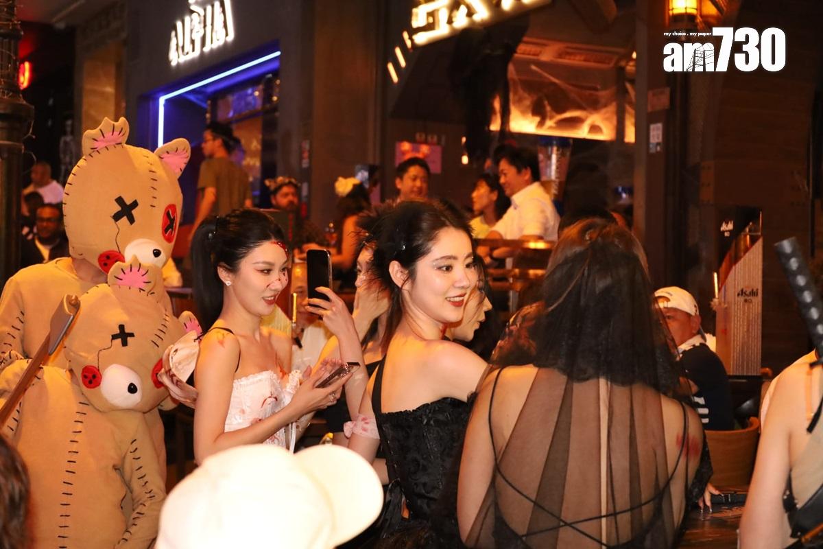 在萬聖節前夕,蘭桂坊擠滿大批悉心打扮的市民。(鍾式明攝)