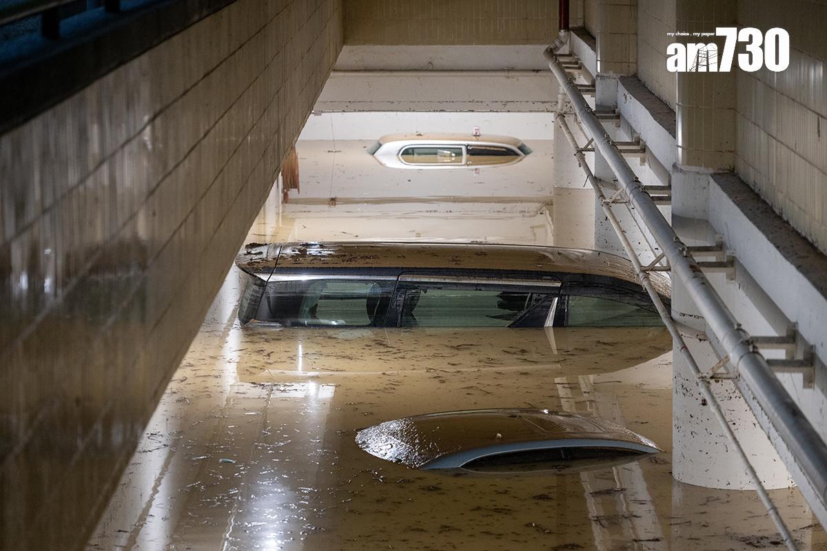 環翠邨停車場9月出現嚴重水浸,場內汽車幾乎淹浸至沒頂。(資料圖片/陳奕釗攝)