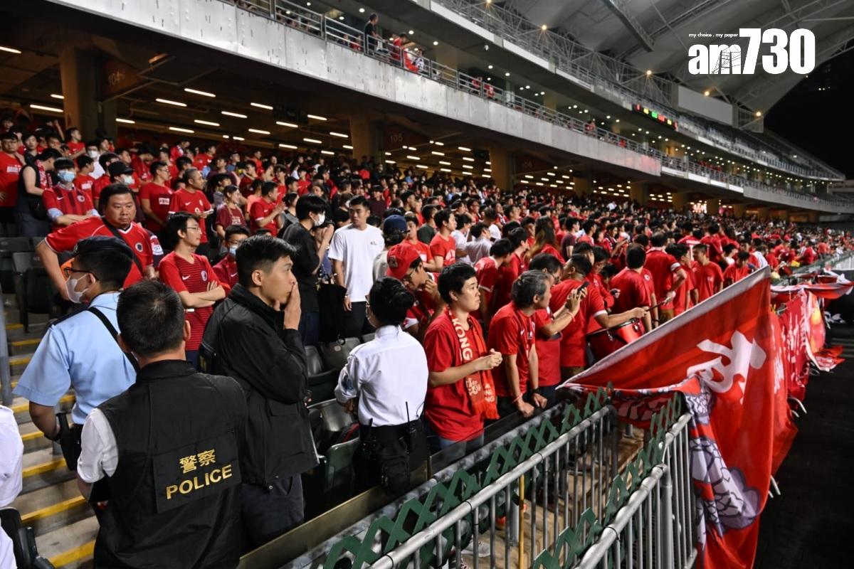 看台有警員駐守監視球迷。(陳奕釗攝)
