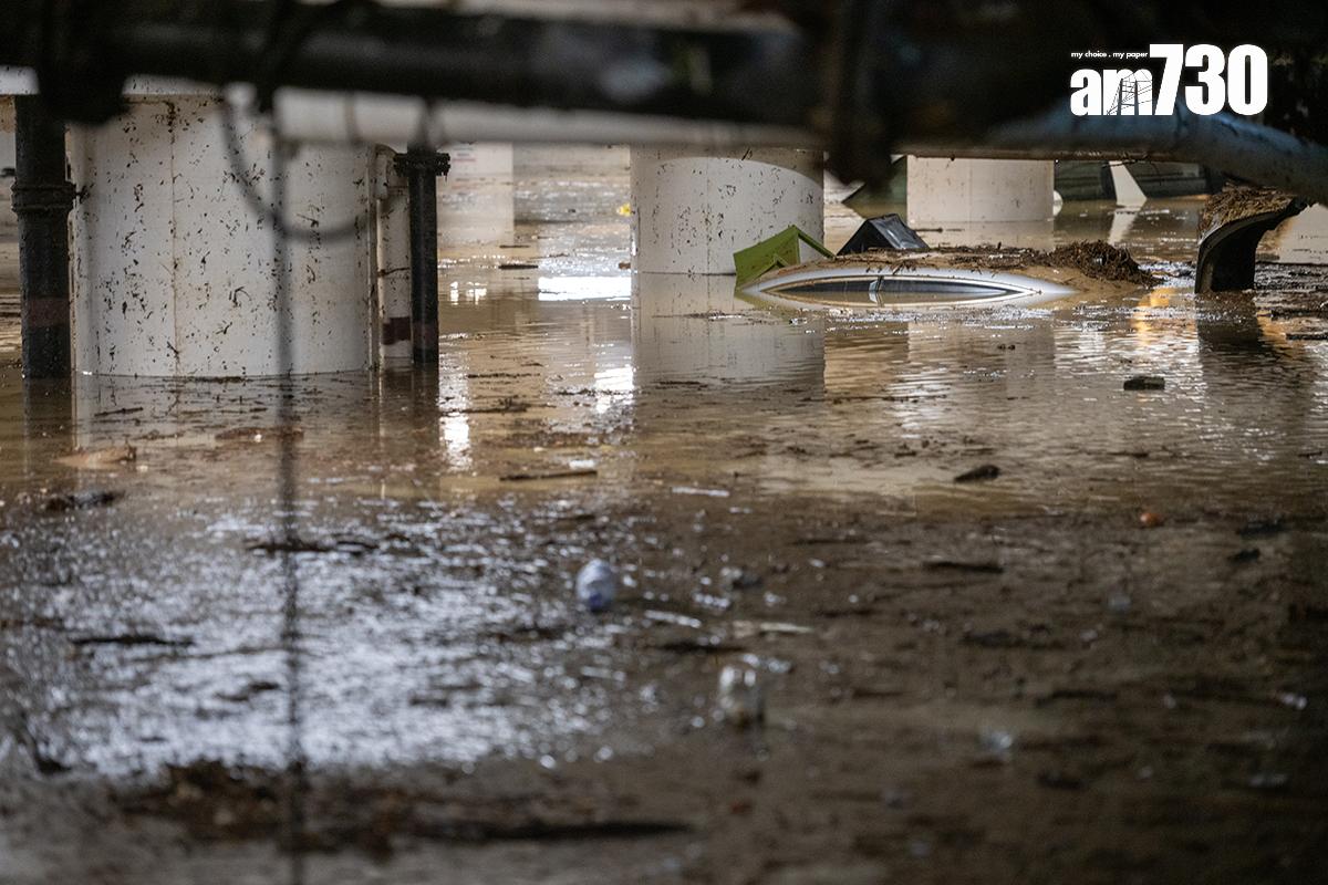 環翠邨停車場9月出現嚴重水浸,場內汽車幾乎淹浸至沒頂。(資料圖片/陳奕釗攝)