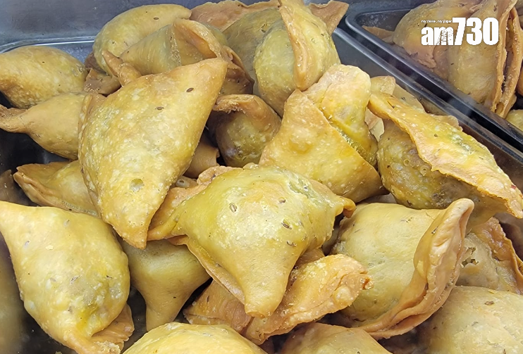 食安中心中心早前從市面超市、便利店、餐廳等收集149個食品樣本,發現即食的酥皮蛋撻、油條、兩個酥皮湯的酥皮,以及非即食的響鈴卷和酸菜魚湯底調料,每100克總脂肪含有多於2克工業生產反式脂肪酸,超出世衞標準,佔總數4%。(蘇文傑攝)