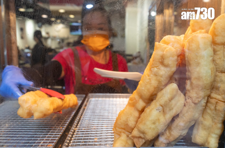 食安中心中心早前從市面超市、便利店、餐廳等收集149個食品樣本,發現即食的酥皮蛋撻、油條、兩個酥皮湯的酥皮,以及非即食的響鈴卷和酸菜魚湯底調料,每100克總脂肪含有多於2克工業生產反式脂肪酸,超出世衞標準,佔總數4%。(蘇文傑攝)