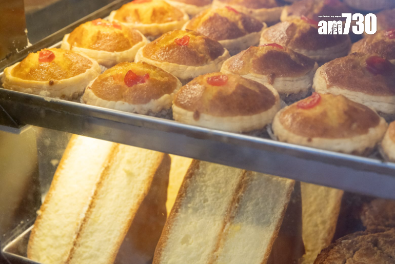 食安中心中心早前從市面超市、便利店、餐廳等收集149個食品樣本,發現即食的酥皮蛋撻、油條、兩個酥皮湯的酥皮,以及非即食的響鈴卷和酸菜魚湯底調料,每100克總脂肪含有多於2克工業生產反式脂肪酸,超出世衞標準,佔總數4%。(蘇文傑攝)