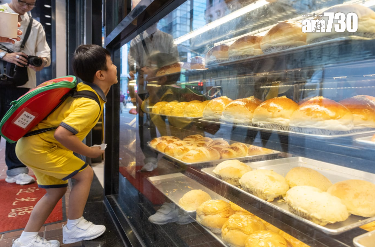 食安中心中心早前從市面超市、便利店、餐廳等收集149個食品樣本,發現即食的酥皮蛋撻、油條、兩個酥皮湯的酥皮,以及非即食的響鈴卷和酸菜魚湯底調料,每100克總脂肪含有多於2克工業生產反式脂肪酸,超出世衞標準,佔總數4%。(蘇文傑攝)