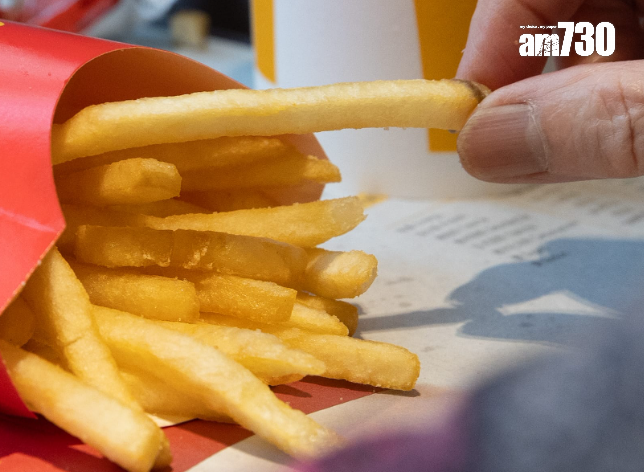 食安中心中心早前從市面超市、便利店、餐廳等收集149個食品樣本,發現即食的酥皮蛋撻、油條、兩個酥皮湯的酥皮,以及非即食的響鈴卷和酸菜魚湯底調料,每100克總脂肪含有多於2克工業生產反式脂肪酸,超出世衞標準,佔總數4%。(蘇文傑攝)