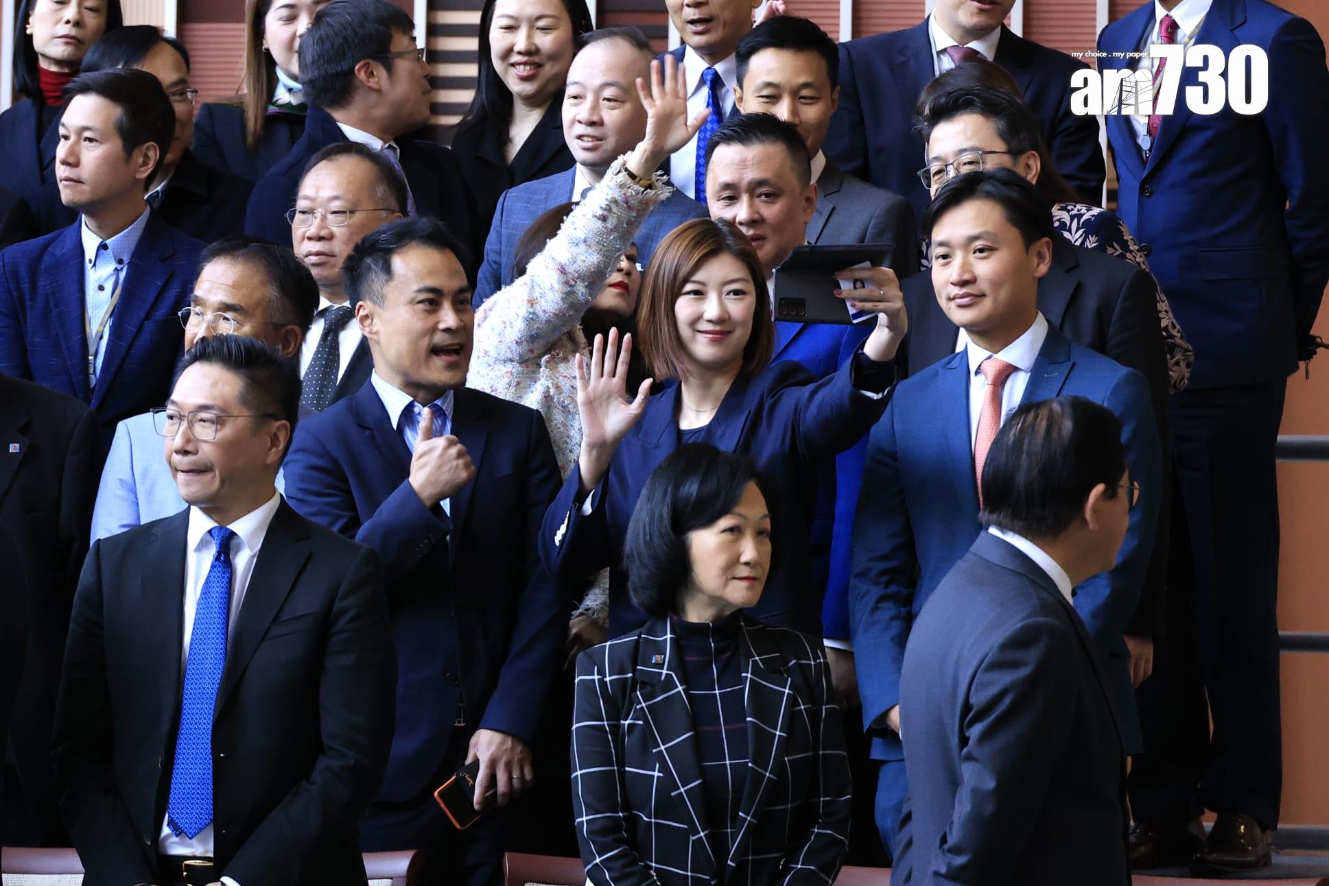 立法會議員、官員等在午宴前拍攝大合照(林俊源攝)