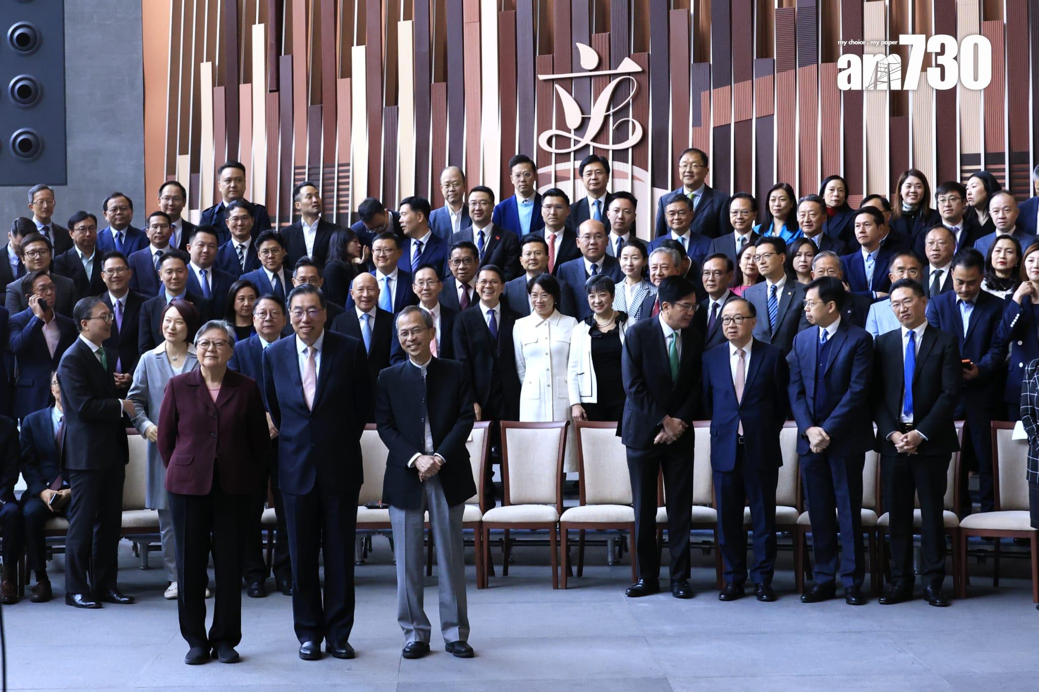 立法會議員、官員等在午宴前拍攝大合照(林俊源攝)