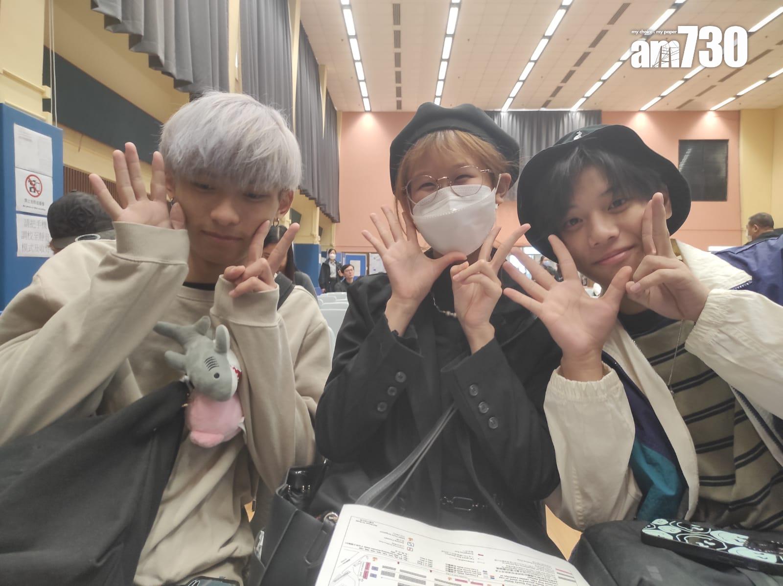 三名學生以9千元投得攤檔,將出售毛公仔。(李朗僑攝)