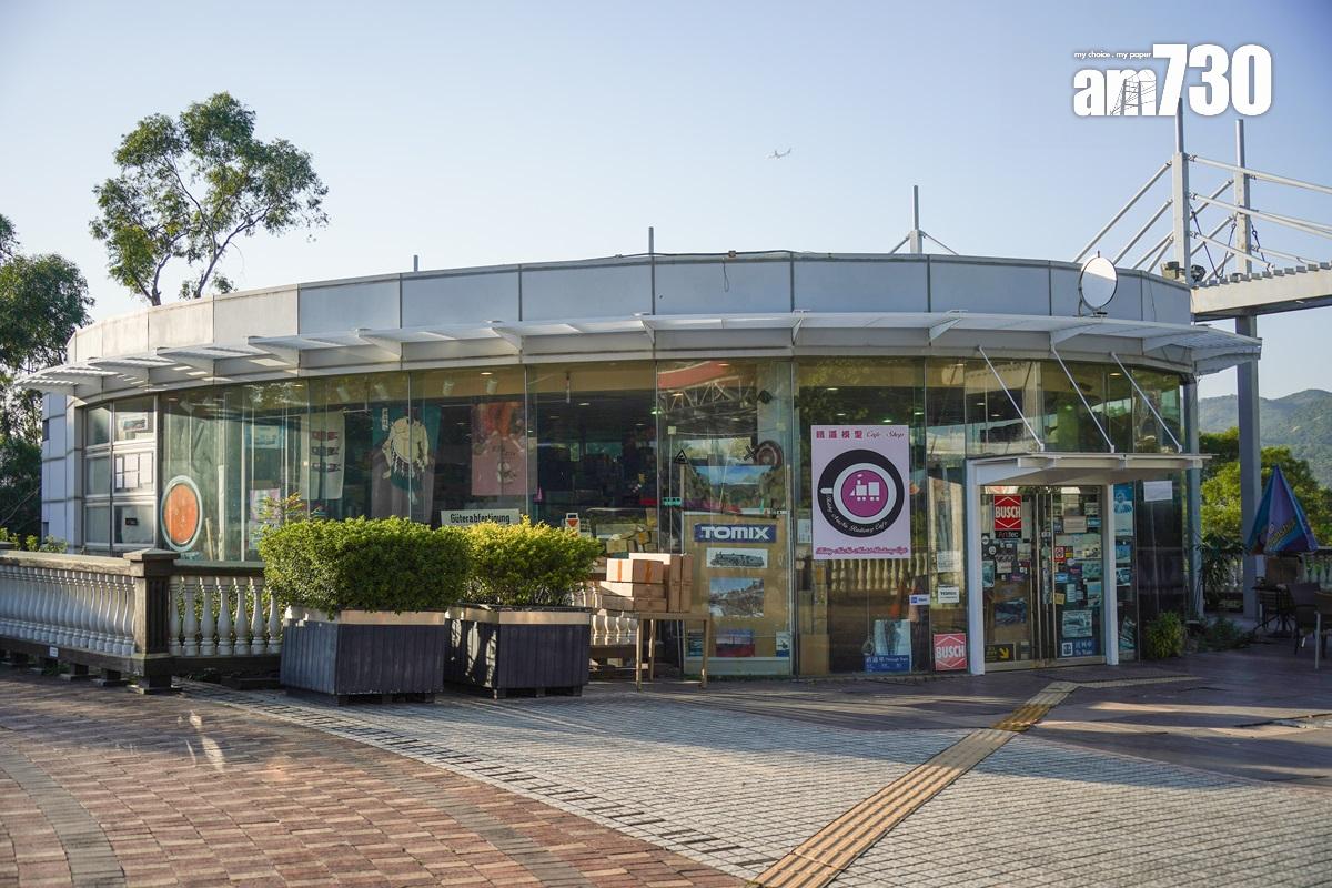 青嶼幹線觀景台目前有一間專賣鐵路模型的店舖進駐,鄧顯權認為即使相對小眾,但仍有一定特色。(李睿哲攝)