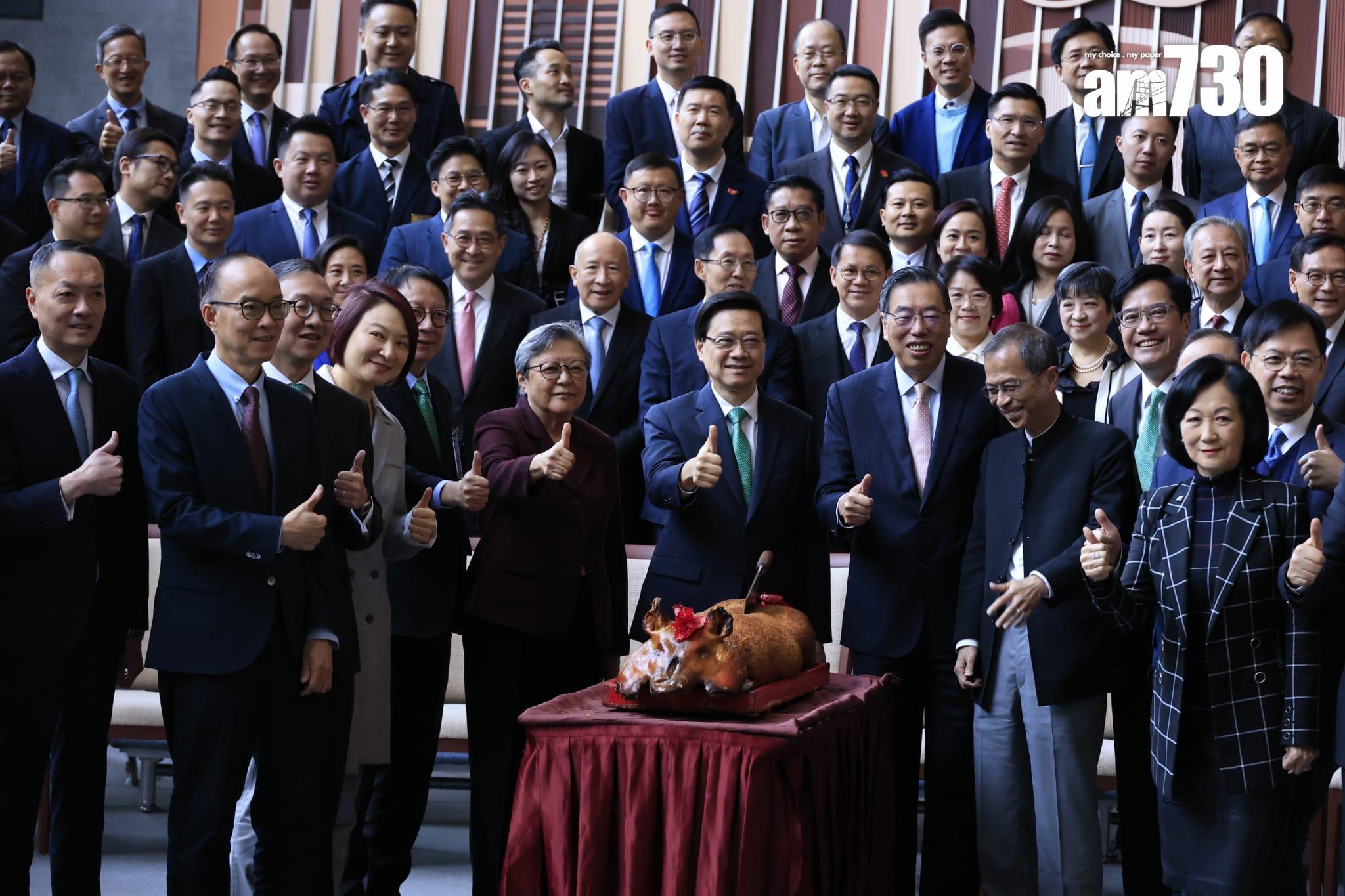 立法會議員、官員等在午宴前拍攝大合照(林俊源攝)