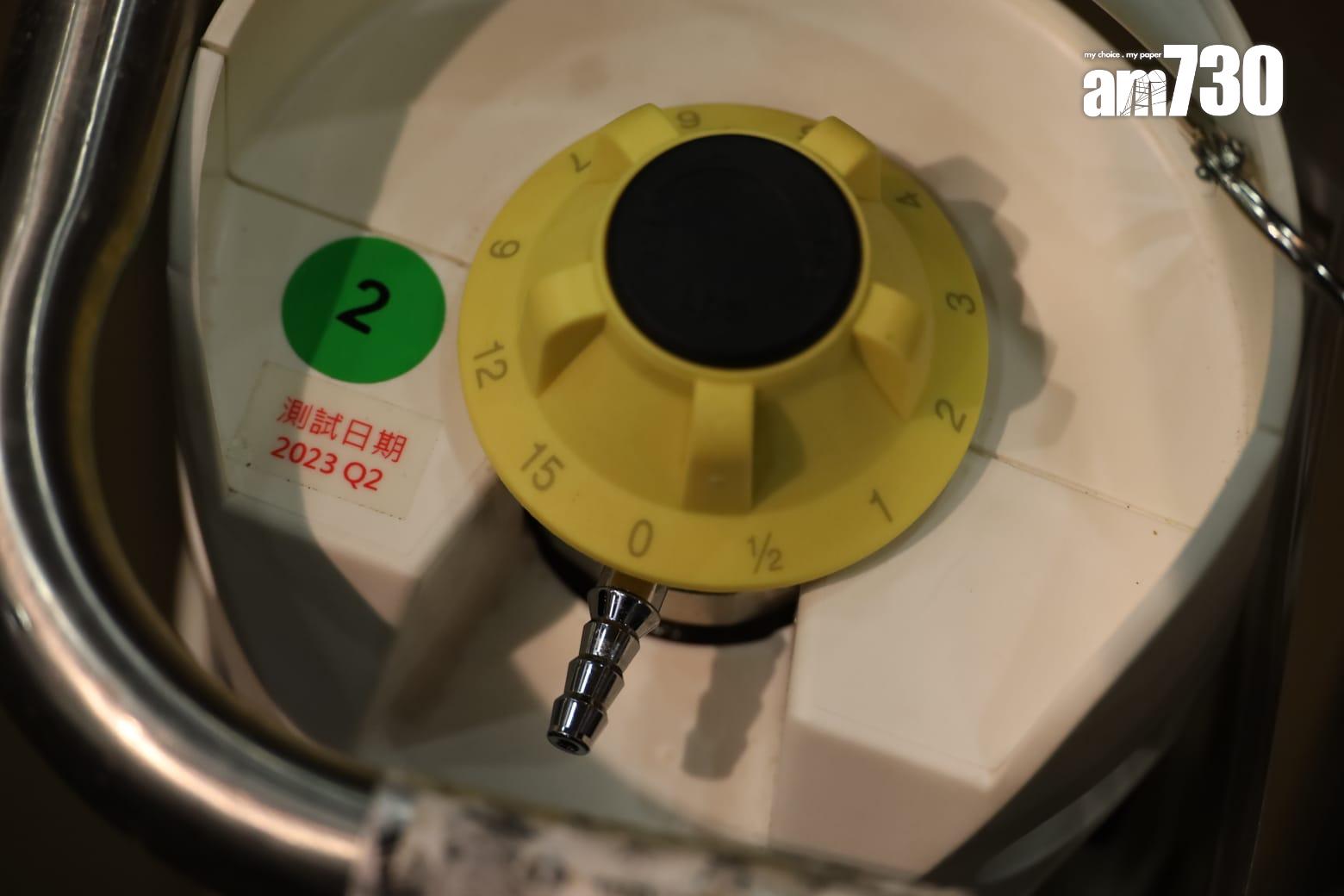 涉事死者使用的同款氧氣樽,須扭開門閥放氣。(鍾式明攝)