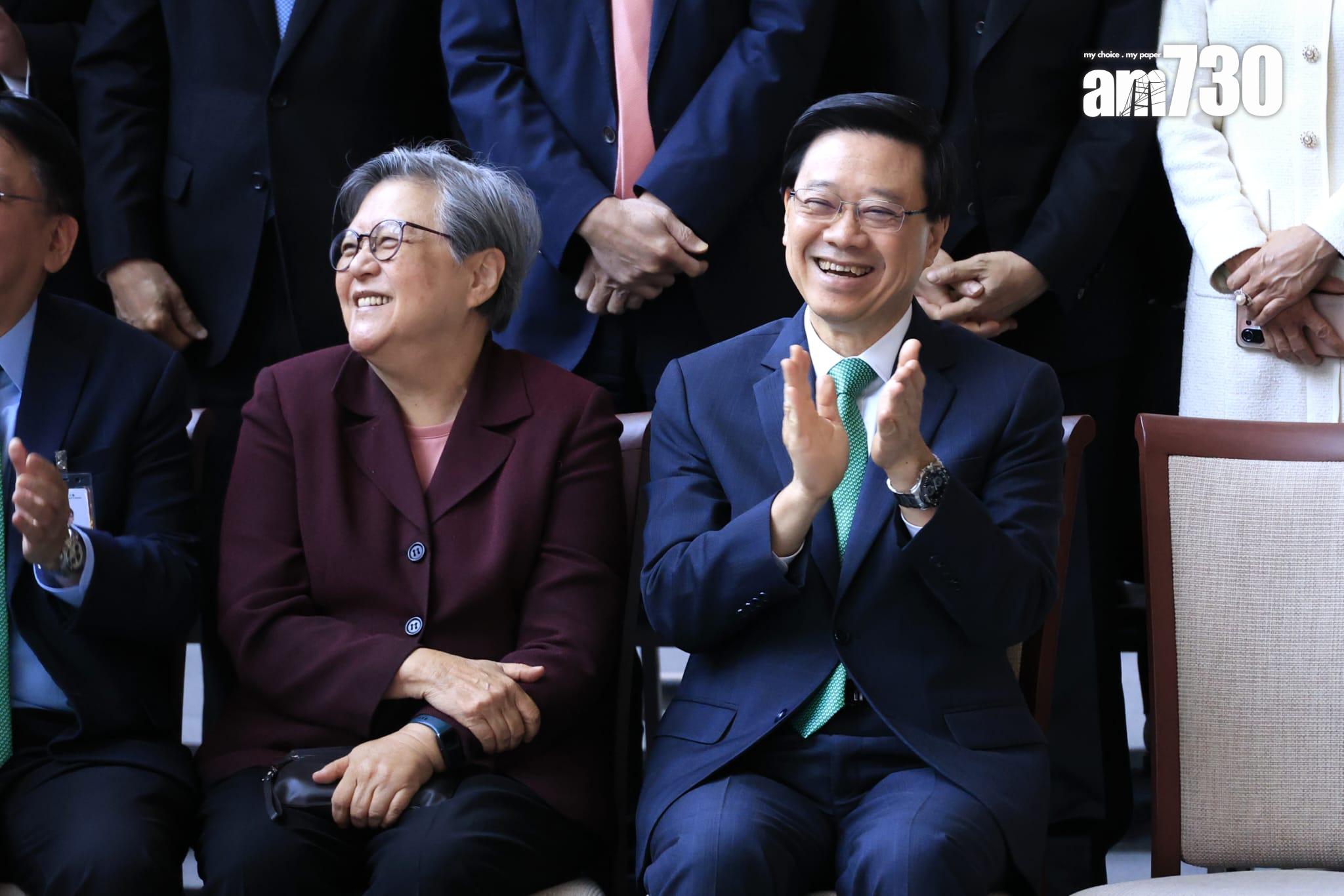 立法會議員、官員等在午宴前拍攝大合照(林俊源攝)