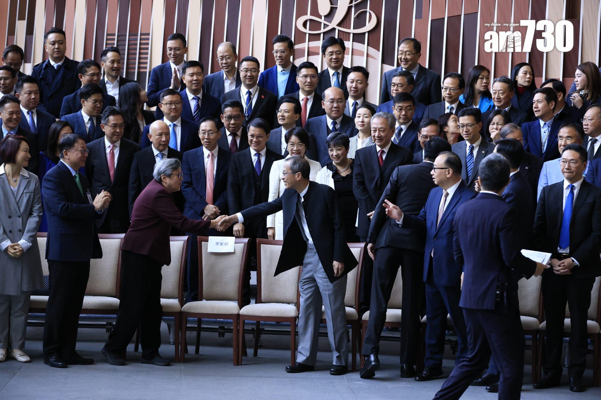 立法會議員、官員等在午宴前拍攝大合照(林俊源攝)