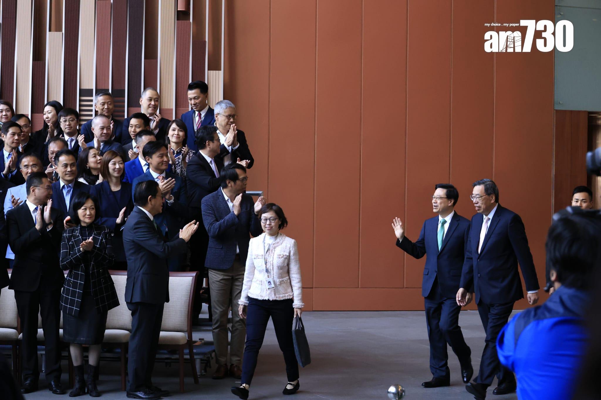 立法會議員、官員等在午宴前拍攝大合照(林俊源攝)