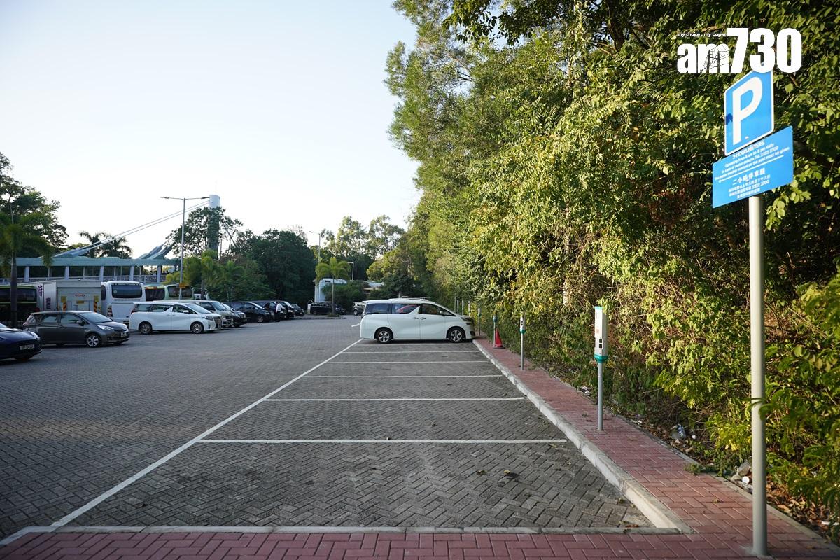 青嶼幹線觀景台停車場現時有38個私家車咪錶位。(李睿哲攝)