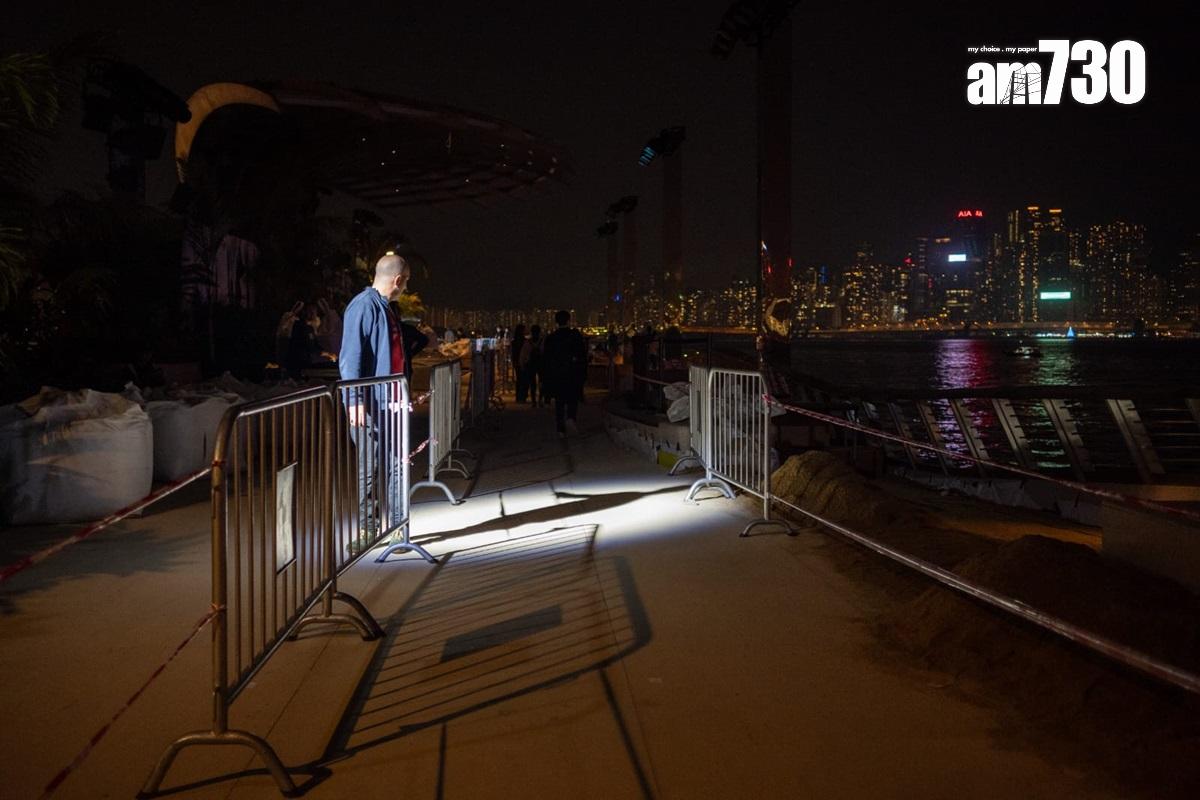 星光大道將因應LV舉行時裝展而暫時封閉,現場正有工人搭建舞台。(陳奕釗攝)