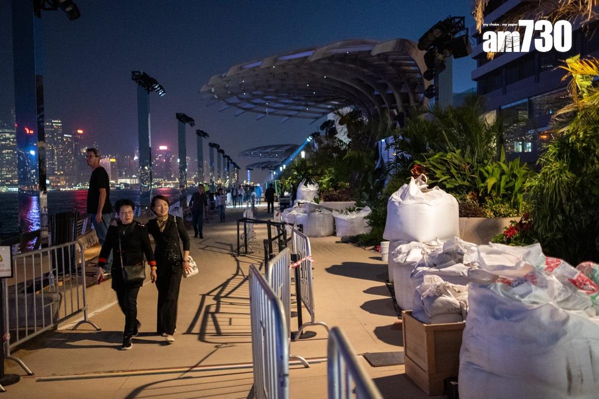 星光大道將因應LV舉行時裝展而暫時封閉,現場正有工人搭建舞台。(陳奕釗攝)