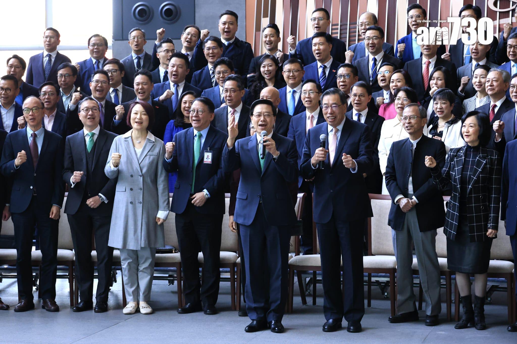 立法會議員、官員等在午宴前拍攝大合照(林俊源攝)