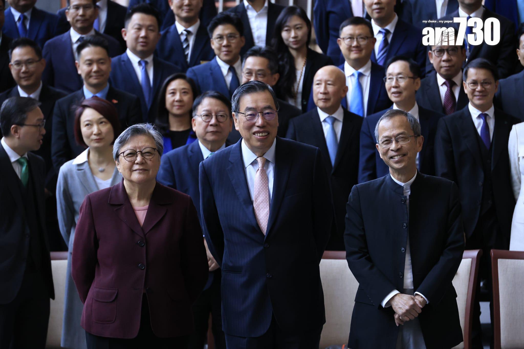 立法會議員、官員等在午宴前拍攝大合照(林俊源攝)