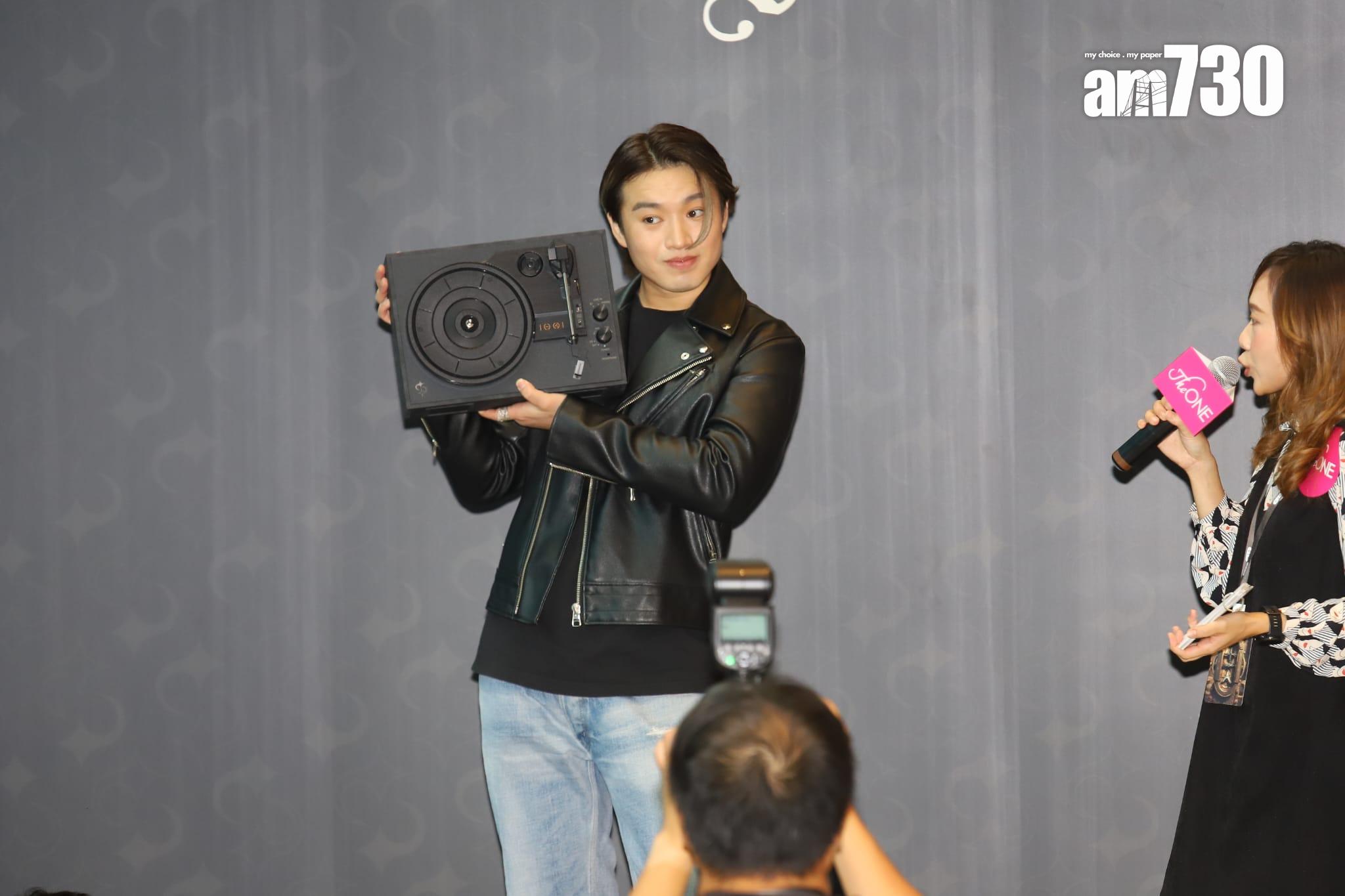 柳應廷歌迷會特別訂造以作品展「Symphony of the Soul」為主題的黑膠唱片機作為生日禮物。 (羅錦鴻攝)