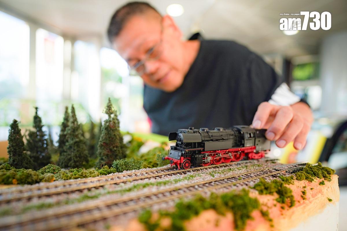 青嶼幹線觀景台現設有一間專賣鐵路模型的店舖,圖為店舖負責人。(李睿哲攝)