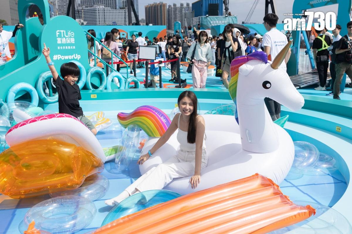 大會在渡海泳終點旁邊設立一日限定的海上遊樂場。(蘇文傑攝)