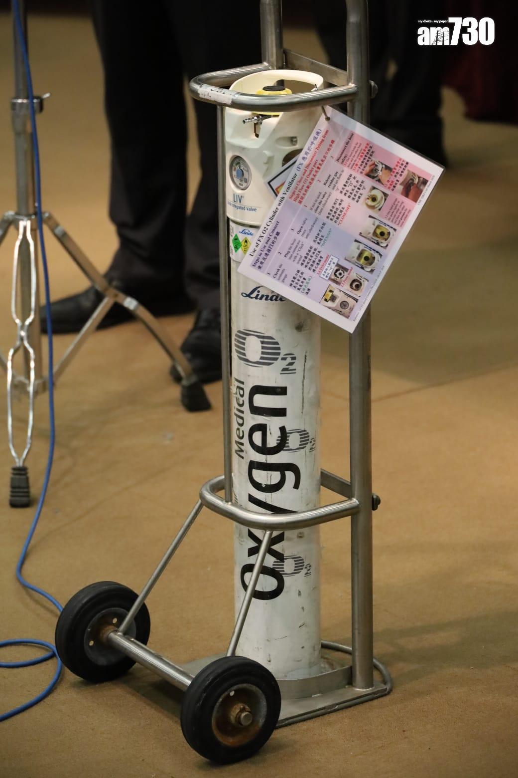 院方事後提供使用氧氣樽提示卡,提醒同事如何開啟氧氣樽。(鍾式明攝)