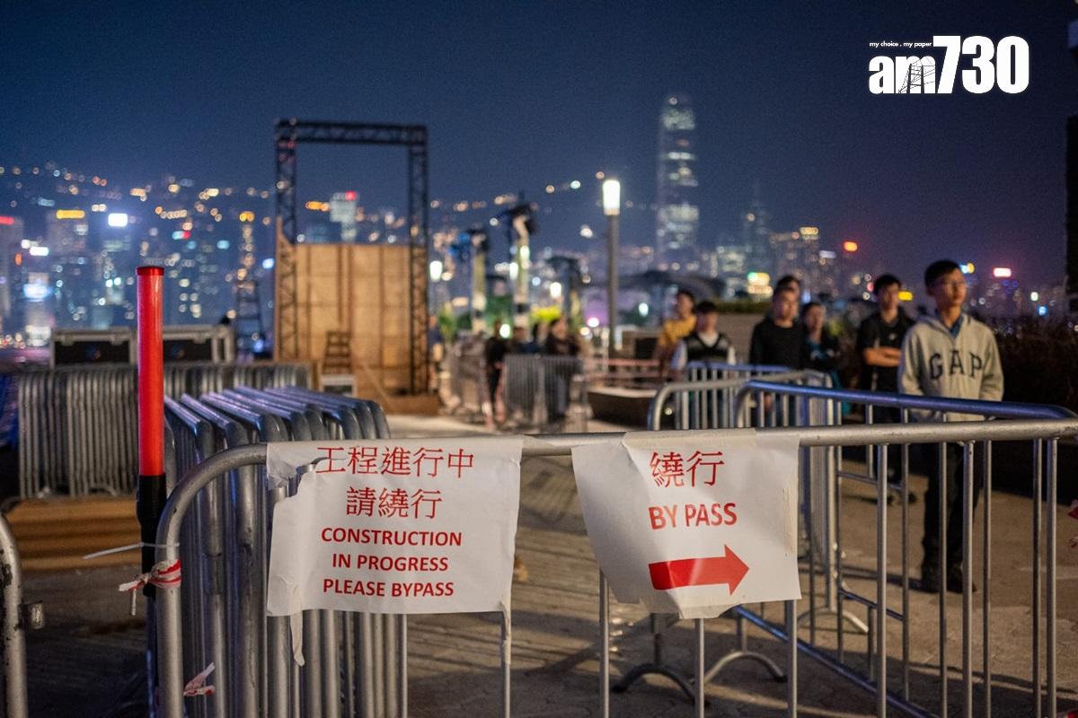 星光大道將因應LV舉行時裝展而暫時封閉,現場正有工人搭建舞台。(陳奕釗攝)