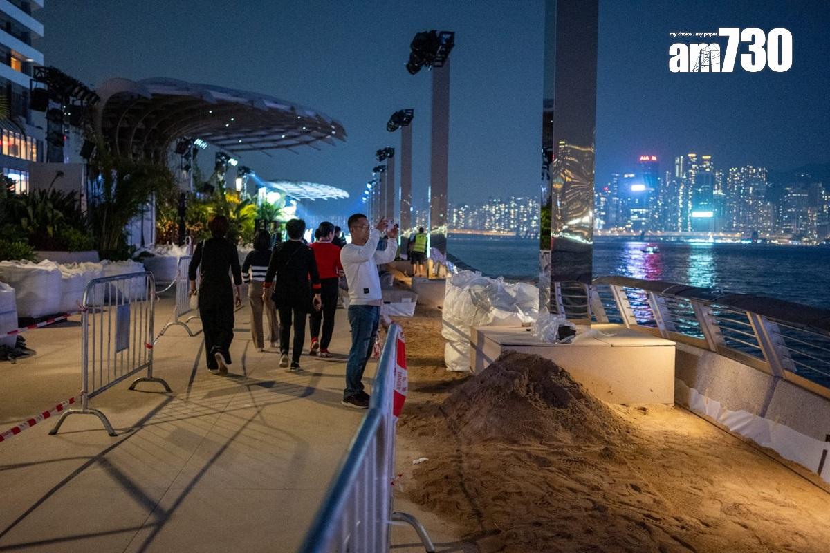 星光大道將因應LV舉行時裝展而暫時封閉,現場正有工人搭建舞台。(陳奕釗攝)