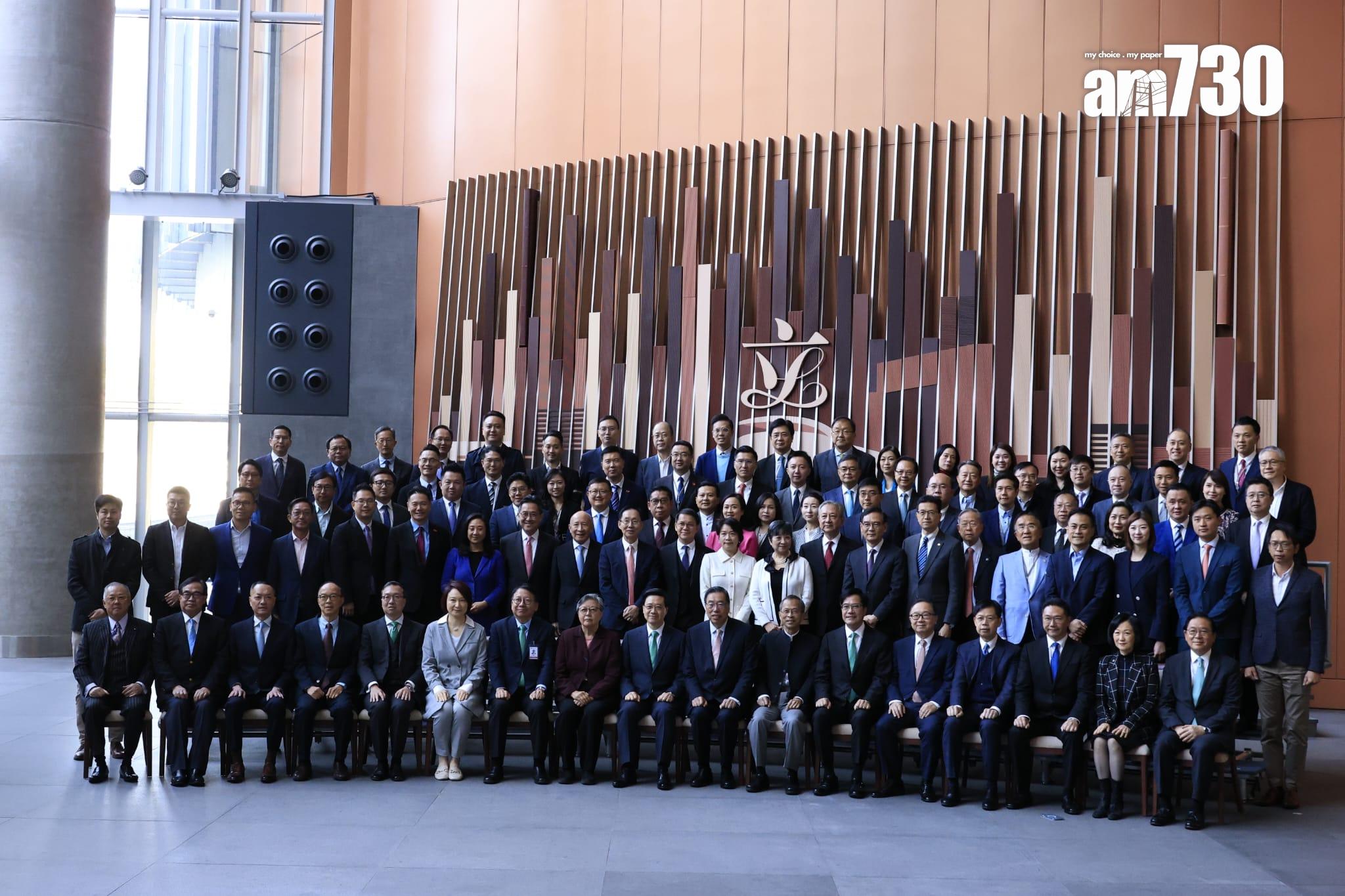 立法會議員、官員等在午宴前拍攝大合照(林俊源攝)