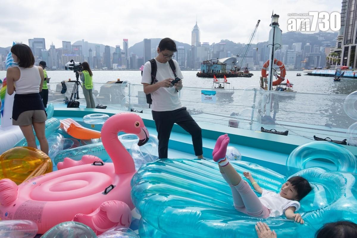 大會在渡海泳終點旁邊設立一日限定的海上遊樂場。(蘇文傑攝)