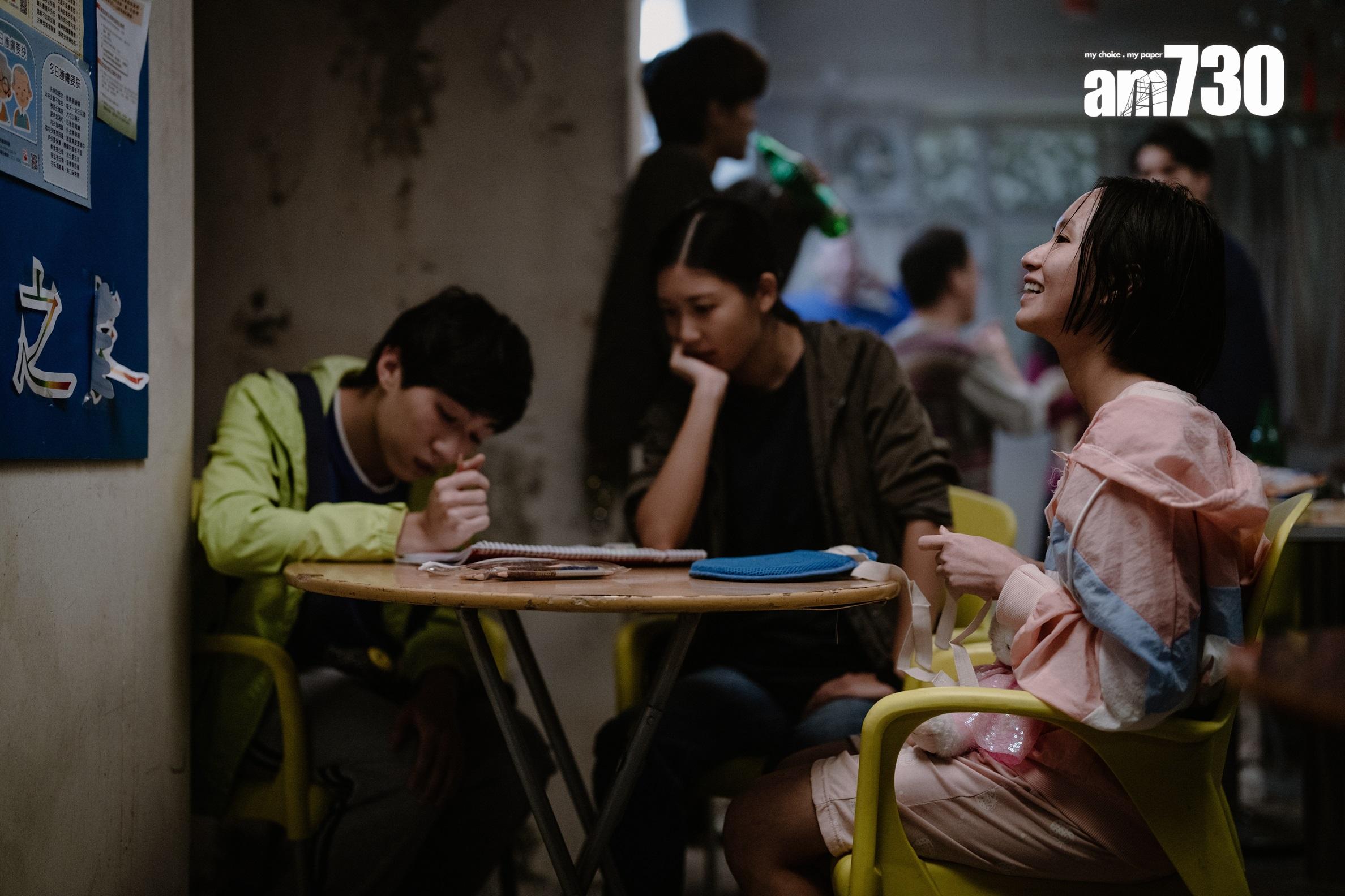 演記者的余香凝,看著梁雍婷和周漢寧演的智障孩子受暴力對待,忍不住哭出來。