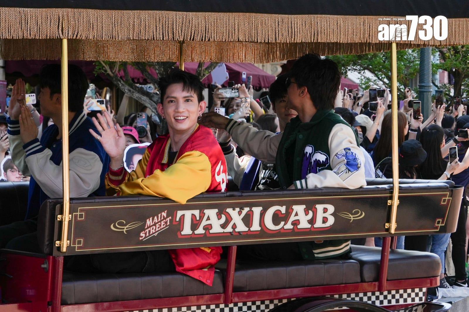 MIRROR迪士尼五周年活動盛況,Lokman向大家揮手。(李睿哲攝)