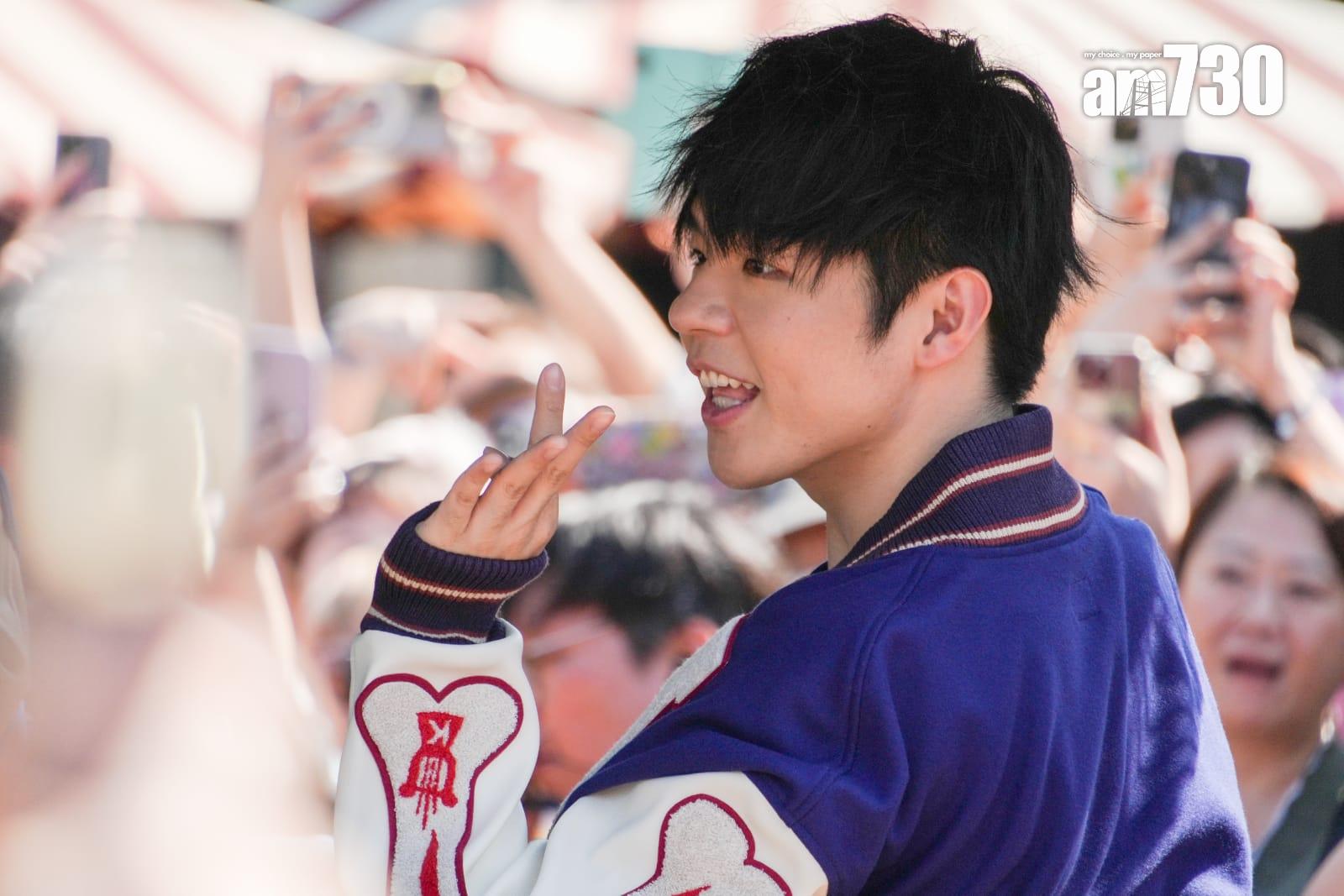 MIRROR迪士尼五周年活動盛況,Ian陳卓賢向大家揮手。(李睿哲攝)