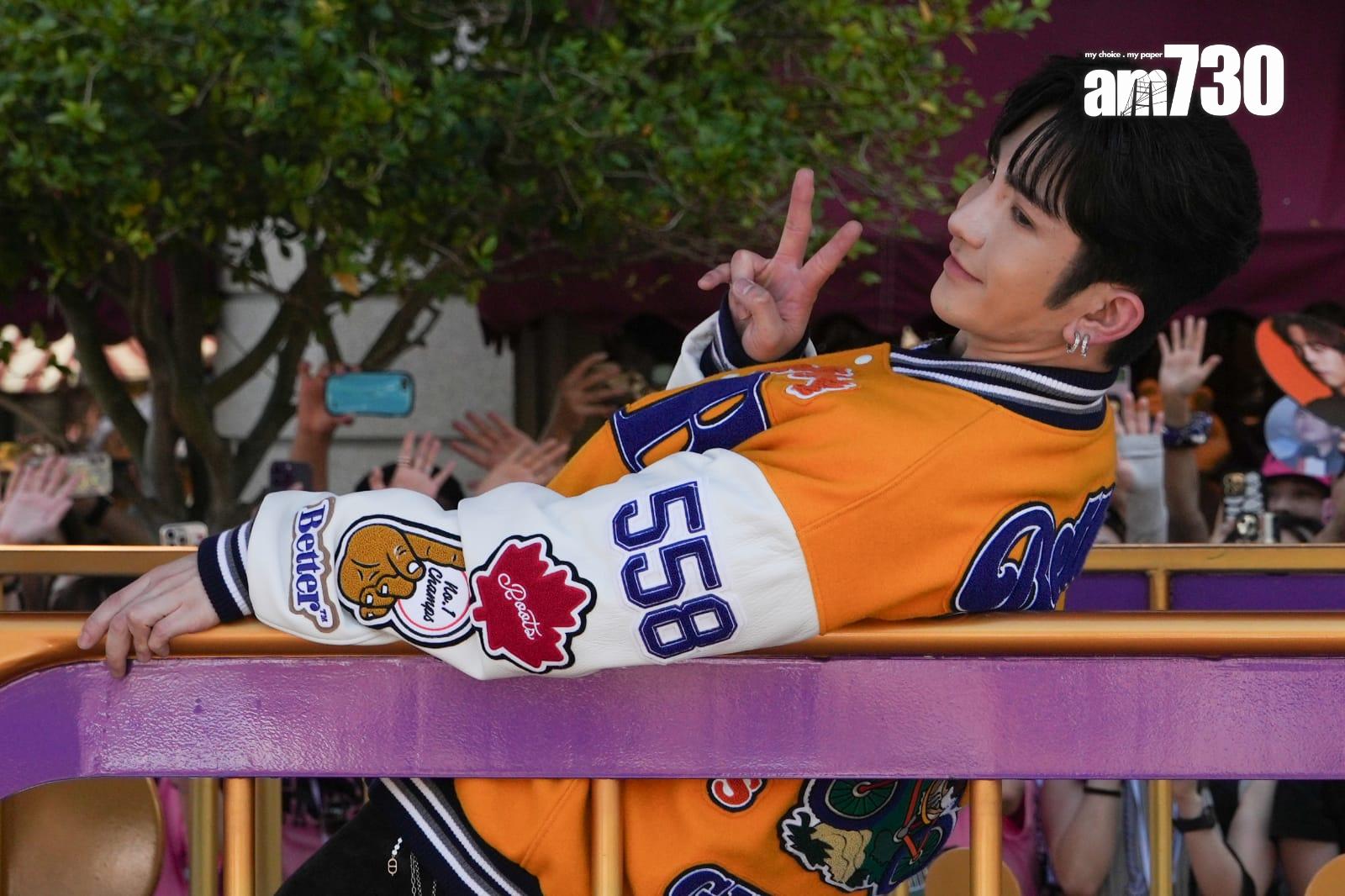 MIRROR迪士尼五周年活動盛況,盧瀚霆Anson Lo向大家揮手。(李睿哲攝)