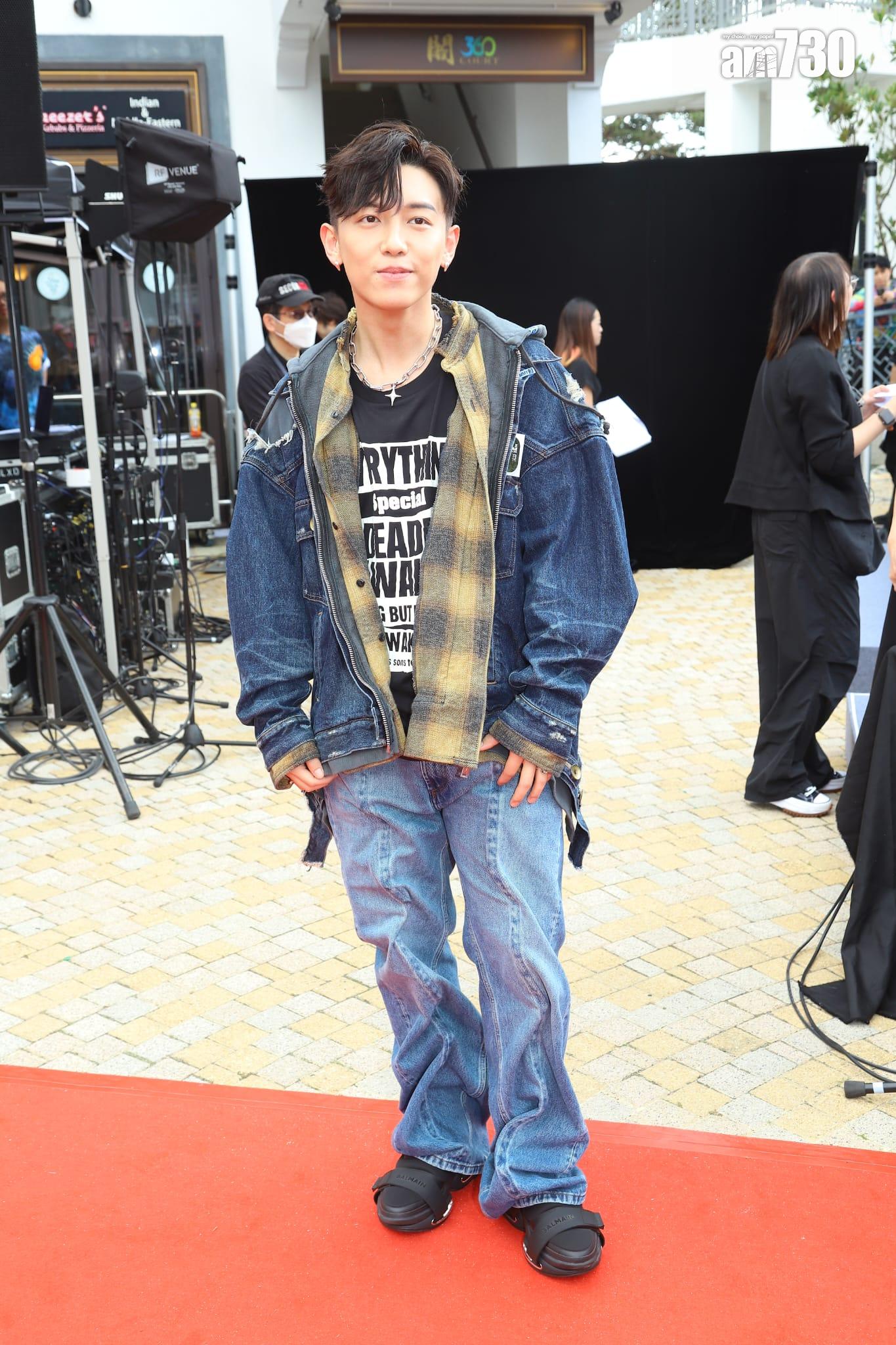 MC張天賦今日原本穿牛仔褸登場。 (羅錦鴻攝)