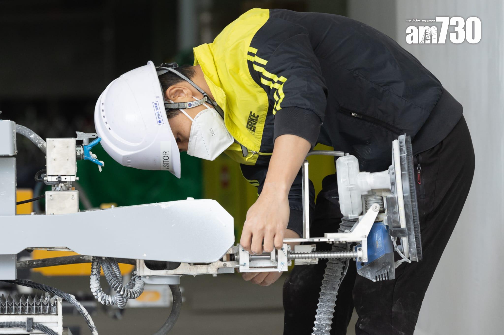 房委會引入建築機械人彌補人手缺口,房屋署創新科技總監姚勳雄稱,機械人不會取代工人。(蘇文傑攝)
