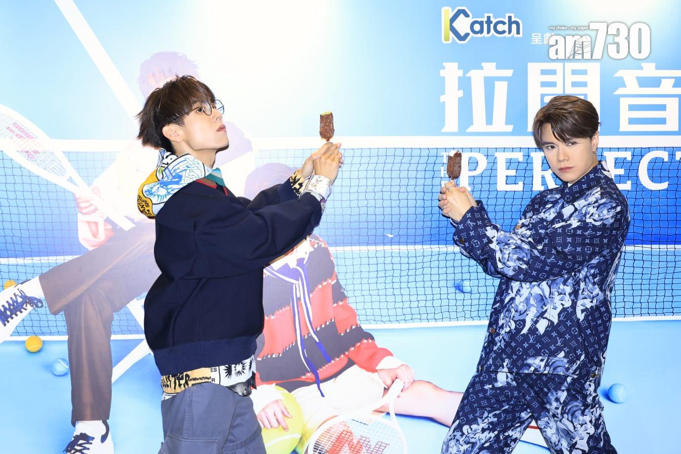 張敬軒和林家謙完成《The Perfect Match》拉闊音樂會後,食住雪條入後台受訪。(林俊源攝)