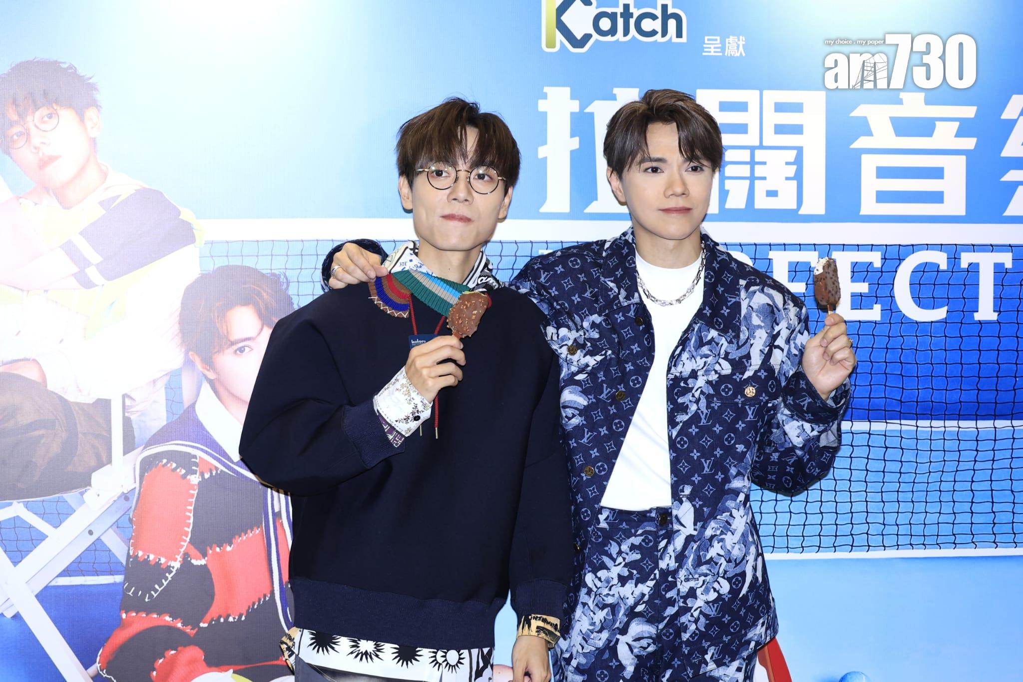 張敬軒和林家謙完成《The Perfect Match》拉闊音樂會後,食住雪條入後台受訪。(林俊源攝)