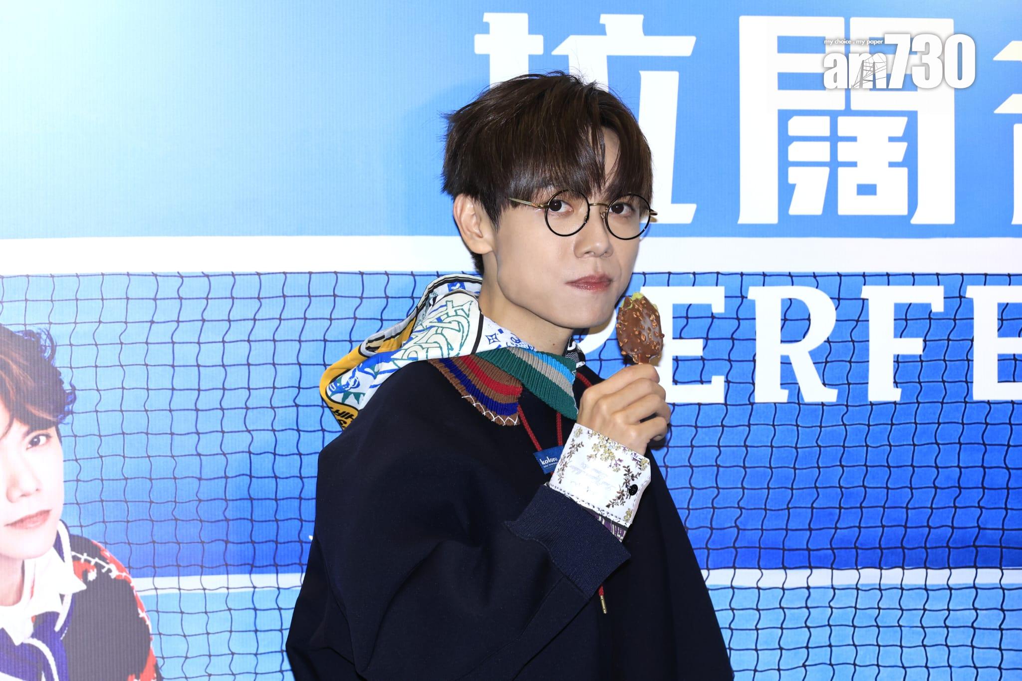 林家謙完成《The Perfect Match》拉闊音樂會後,食住雪條入後台受訪。(林俊源攝)