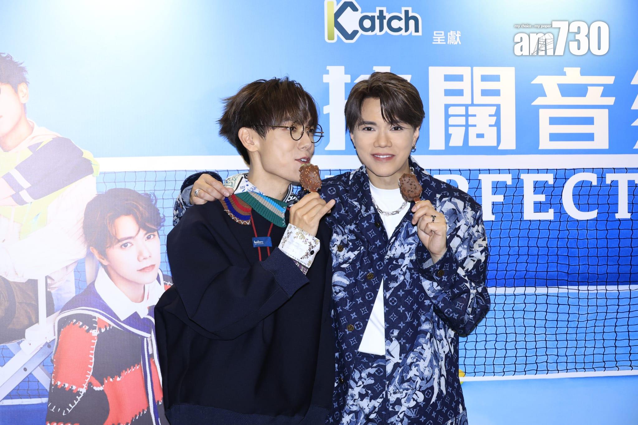 張敬軒與林家謙完成《The Perfect Match》拉闊音樂會後,食住雪條入後台受訪。(林俊源攝)