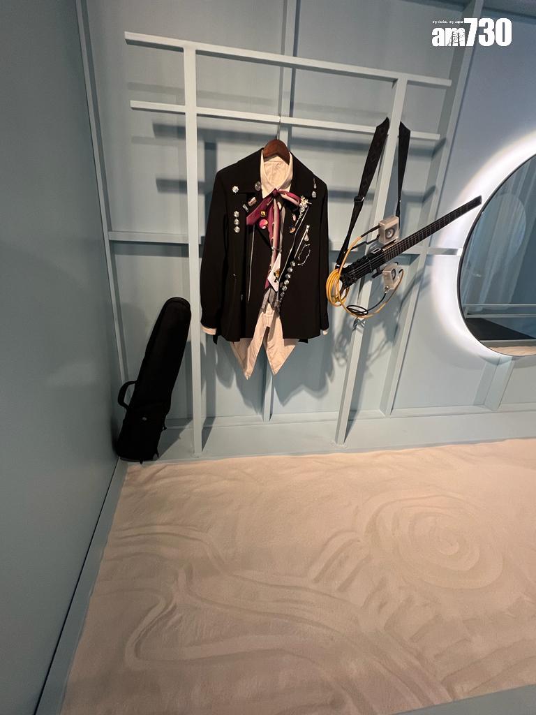 《坐看雲起時》MV服飾和結他,還有Jer留下的「沙跡」。(羅錦鴻攝)