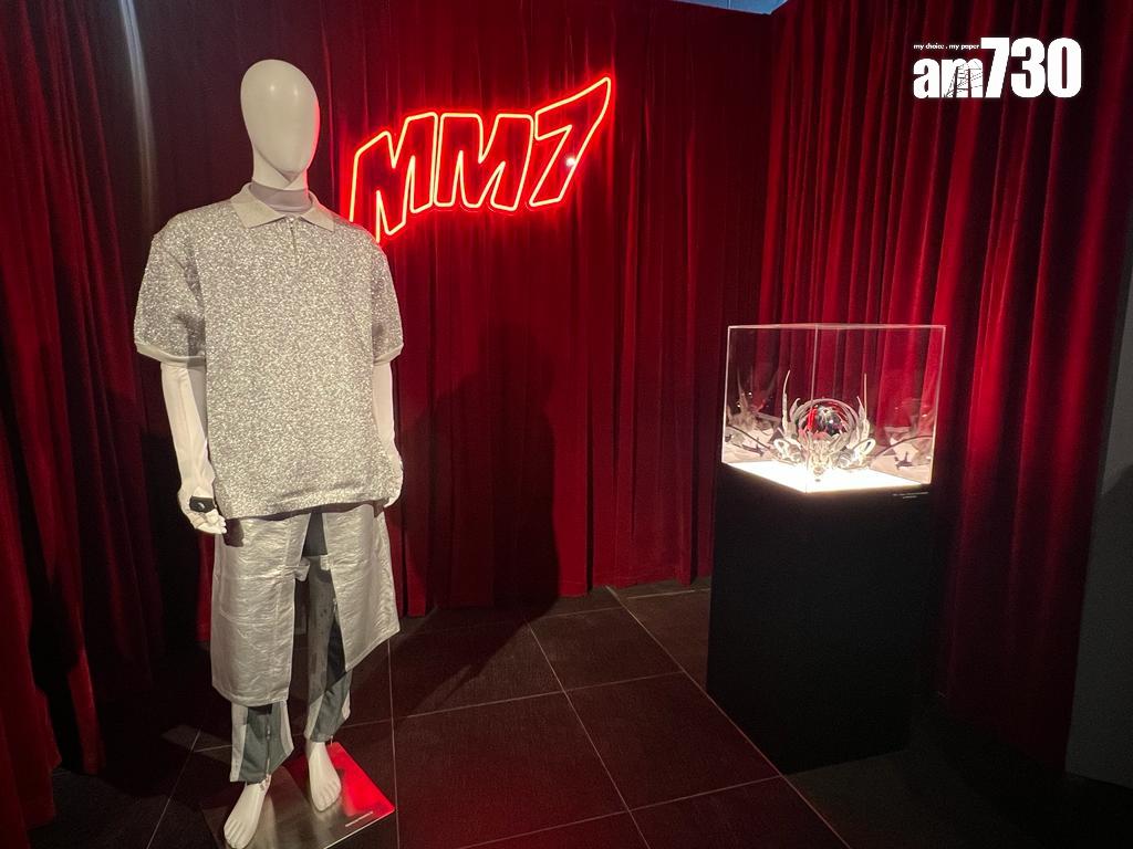 《MM7》MV的未來孩童的服飾及面具裝置。(羅錦鴻攝)
