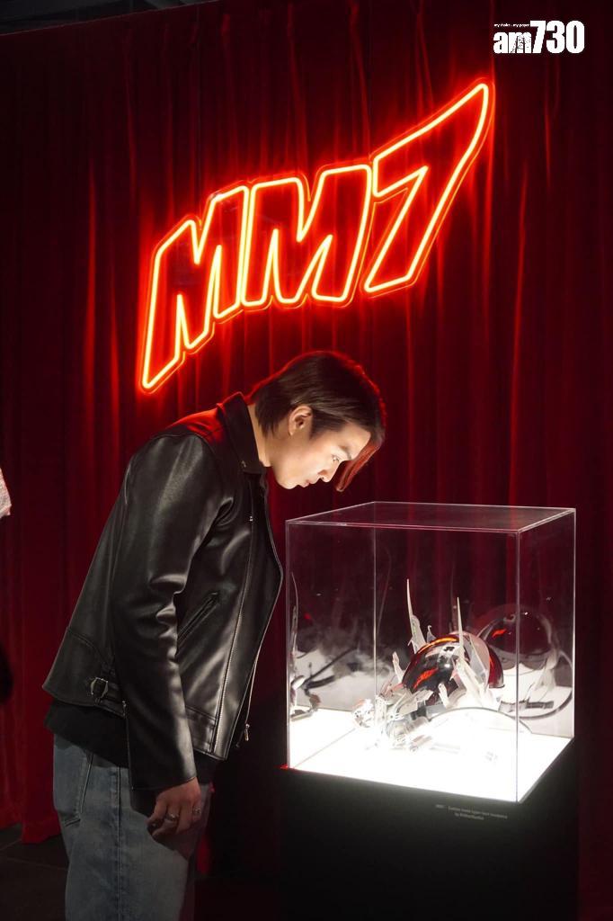 Jer參觀展覽場館,細看《MM7》MV的面具裝置。(大會提供)