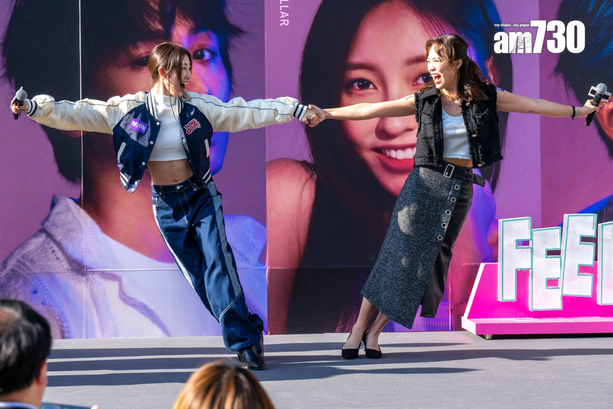 吳肇軒、胡偉寶玩遊戲做二人瑜伽動作。 (陳奕釗攝)