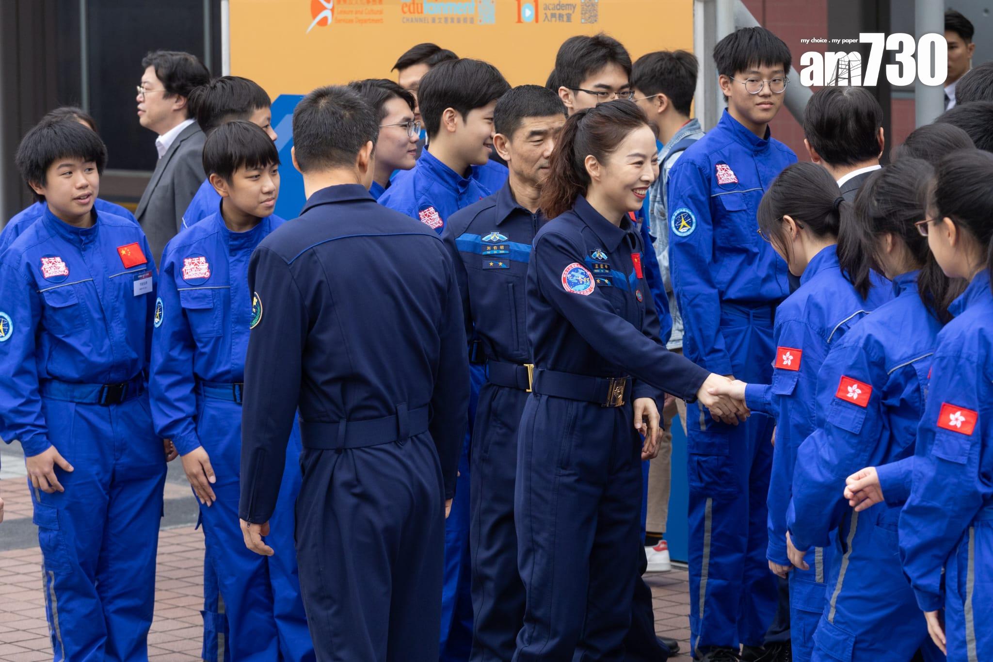 中國載人航天工程代表團出席科學館展覽開幕禮 將展出神舟飛船返回艙模型(蘇文傑攝)