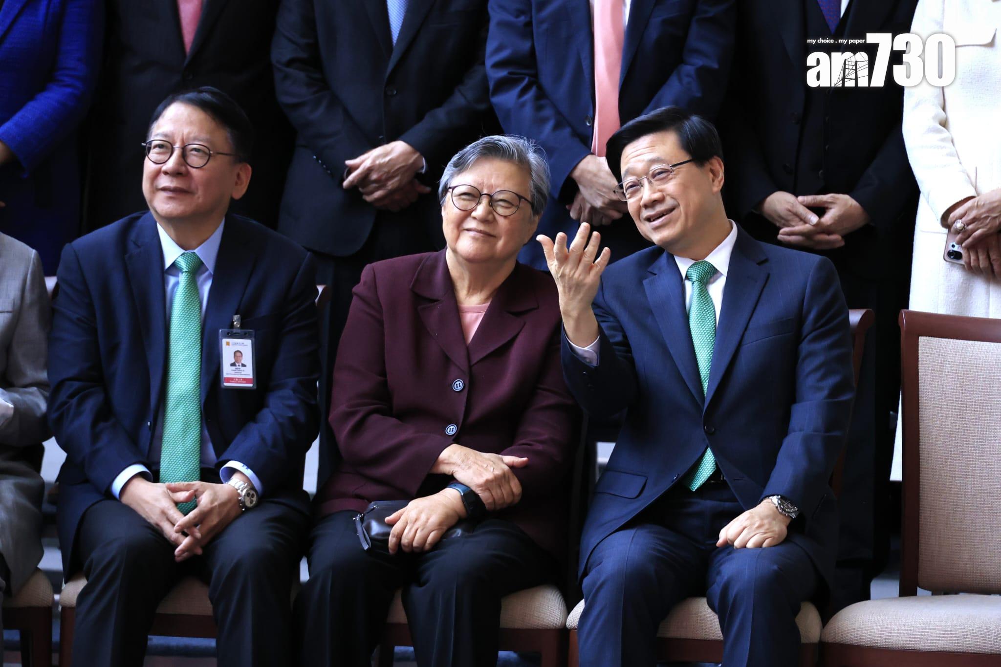 立法會議員、官員等在午宴前拍攝大合照(林俊源攝)