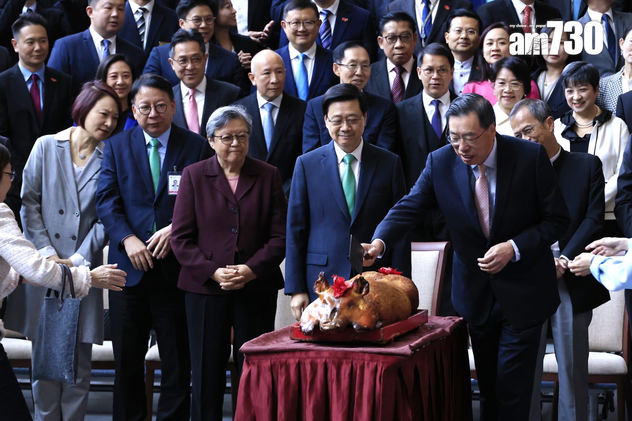 立法會議員、官員等在午宴前拍攝大合照(林俊源攝)