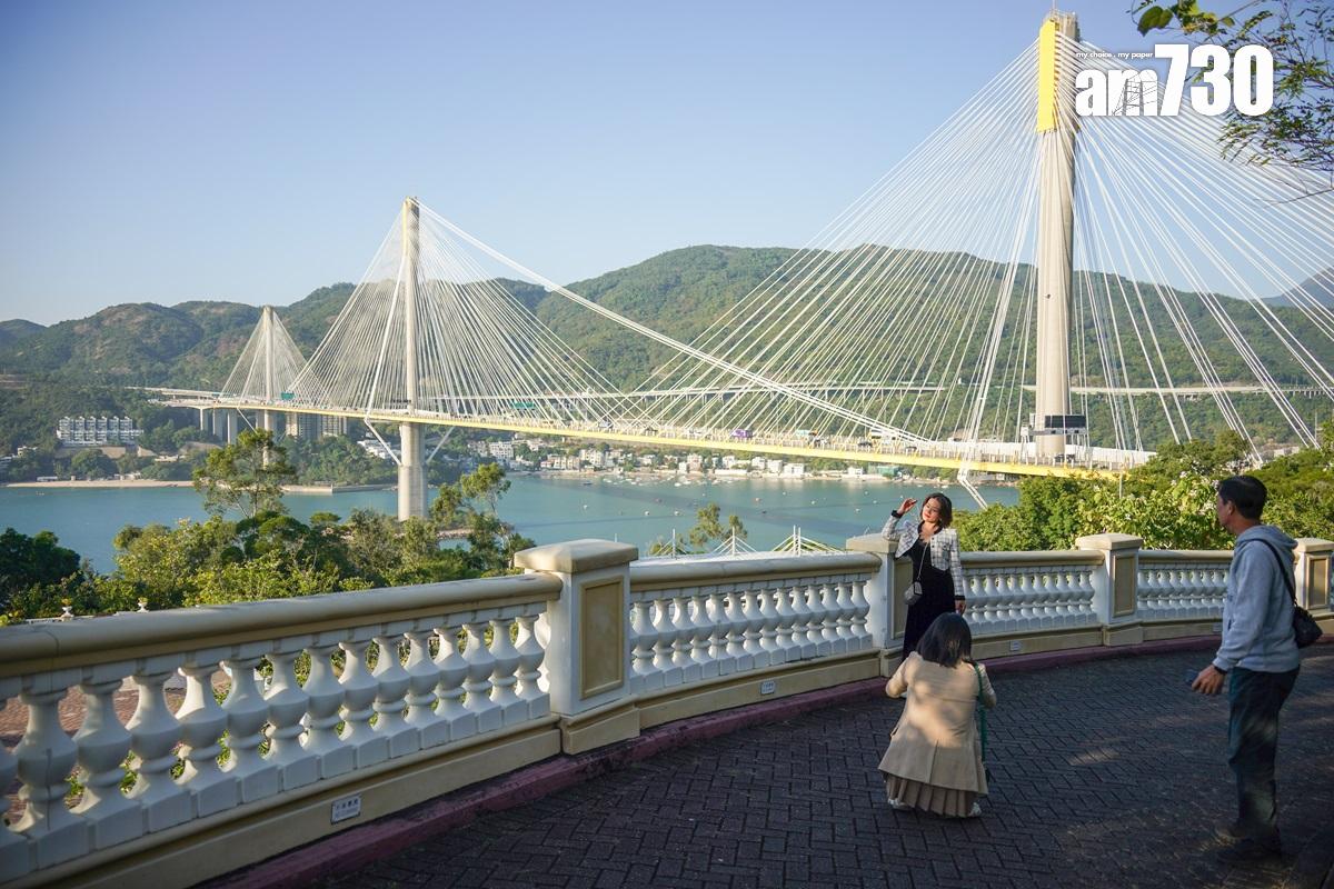 在青嶼幹線觀景台可一覽汀九橋和海景。(李睿哲攝)